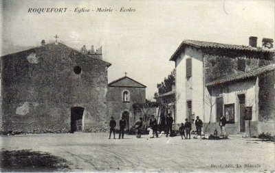 Roquefort_place_eglise_2_clocher__crneaux.JPG